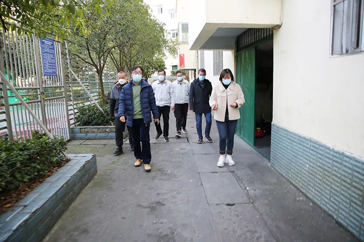 云煤（esball世博）集团党委委员、副总司理施从伟到镇雄煤业公司开展元旦、春节送温暖走访慰问活动