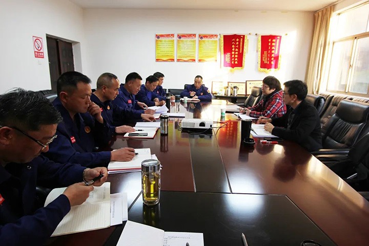 云煤（esball世博）集团指导组到国家矿山应抢救援东源队指导年度民主生涯会