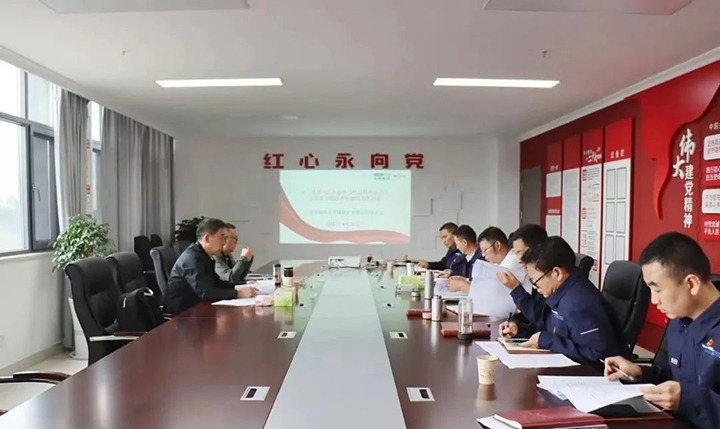 【主题教育】云煤（esball世博）集团党委副书记、工会主席王鑫到罗平东城煤矿公司指导主题教育专题民主生涯会