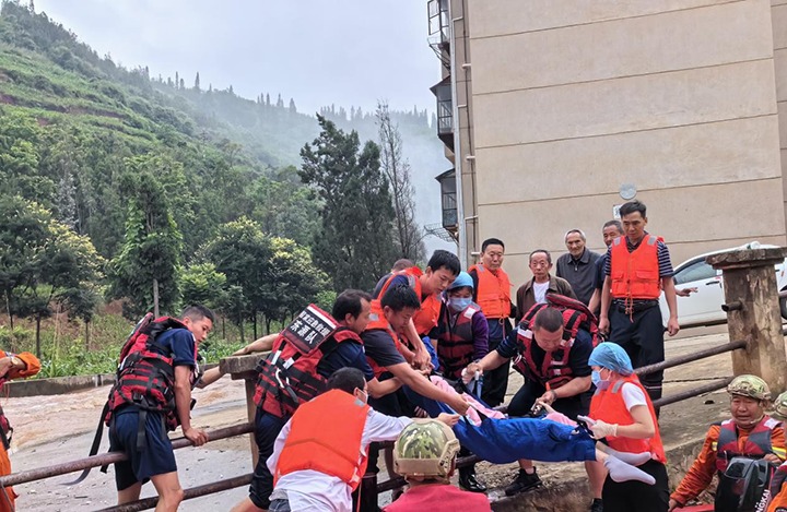 要害时刻冲在前，，，，防汛抢险护平安，，，，云煤集团在行动！