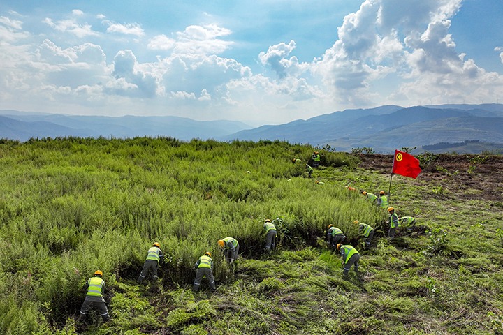 “镜”指“幕后英雄”！ 先锋煤业职工以汗水铸就责任，，共绘企业生长优美蓝图