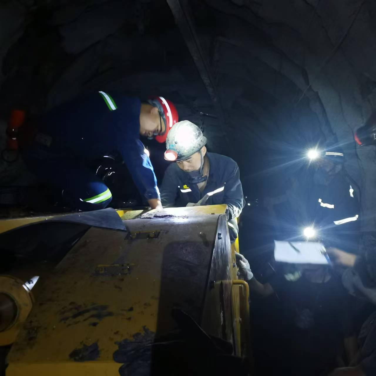 强化手艺培训 铸就掘进尖兵——陆东煤矿公司开展EBZ200悬臂式掘进机操作专题培训