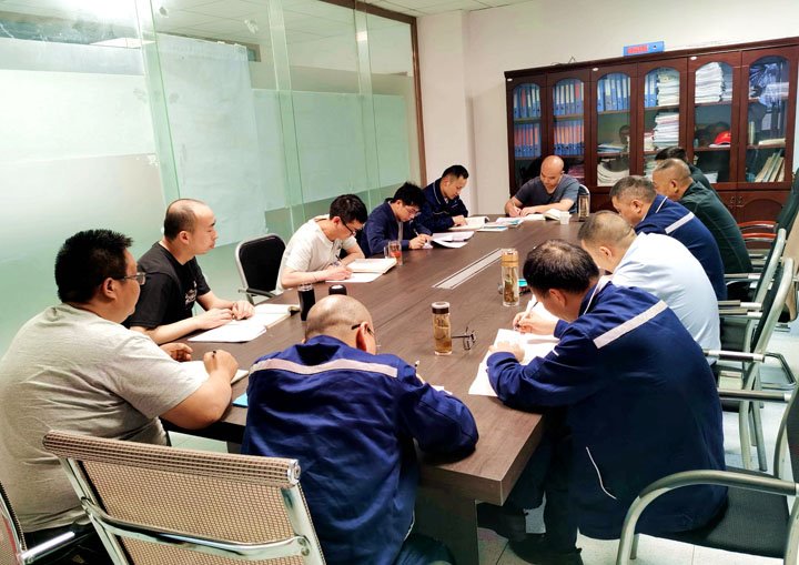 煤矿“夜课堂”：值班间隙一小时，，，人人都是清静讲师！